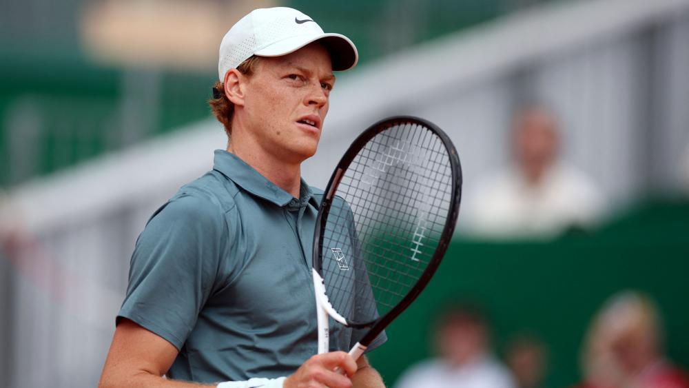 Jannik Sinner hat einen lockeren Sieg gefeiert. © APA/afp / VALERY HACHE