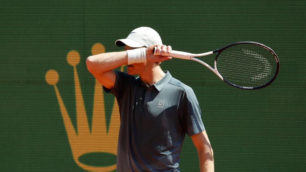 Jannik Sinner hatte körperliche Probleme. © ANSA / SEBASTIEN NOGIER