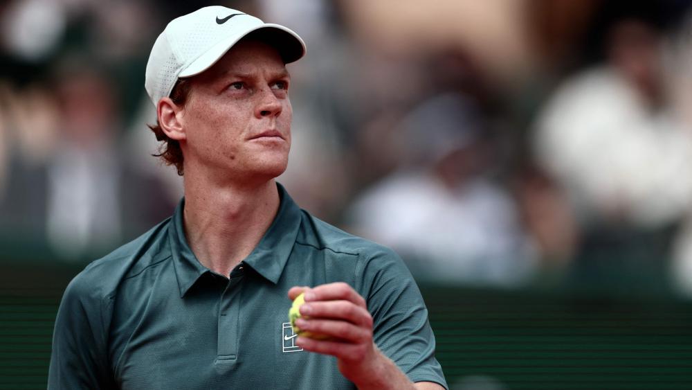 Jannik Sinner ist ins Halbfinale gestürmt. © APA/afp / THIBAUD MORITZ