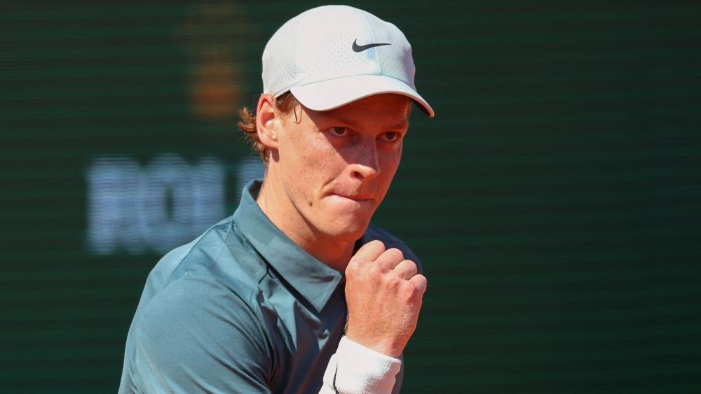 Jannik Sinner könnte beim Monte Carlo Masters Geschichte schreiben. © APA/afp / VALERY HACHE