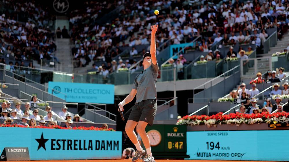Jannik Sinner spielt derzeit in Madrid auf. © APA/afp / THOMAS COEX