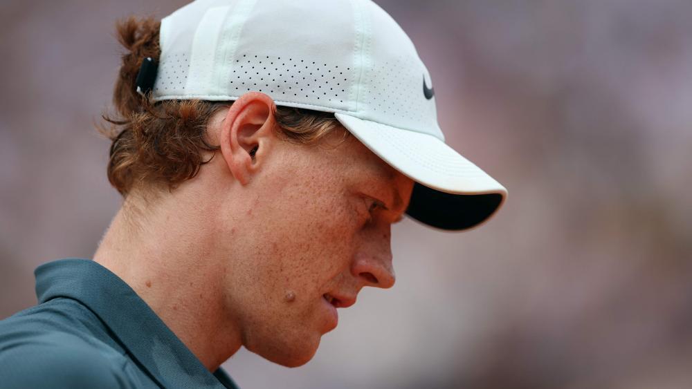 Jannik Sinner sprach ein Problem an. © APA/afp / VALERY HACHE