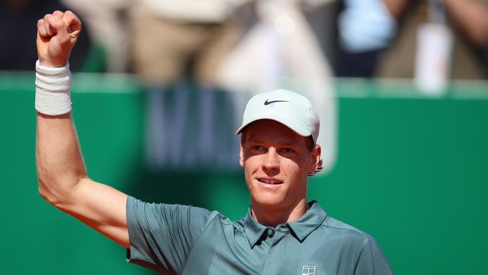 Jannik Sinner steht in Monte-Carlo im Viertelfinale. © APA/afp / VALERY HACHE