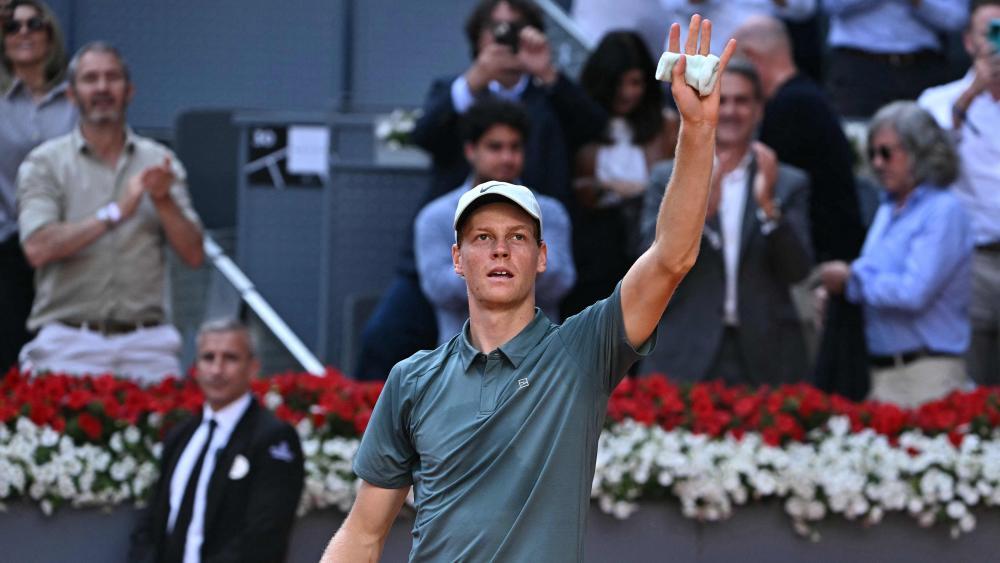 Jannik Sinner überstand die erste Runde. © APA/afp / JAVIER SORIANO