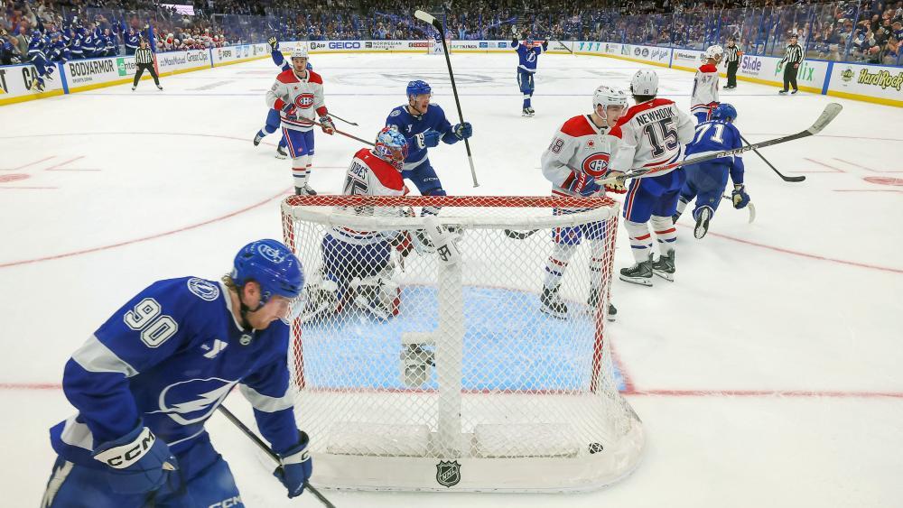 J.J. Moser (vorne) dreht nach seinem Siegtreffer jubelnd ab, © APA / MIKE CARLSON