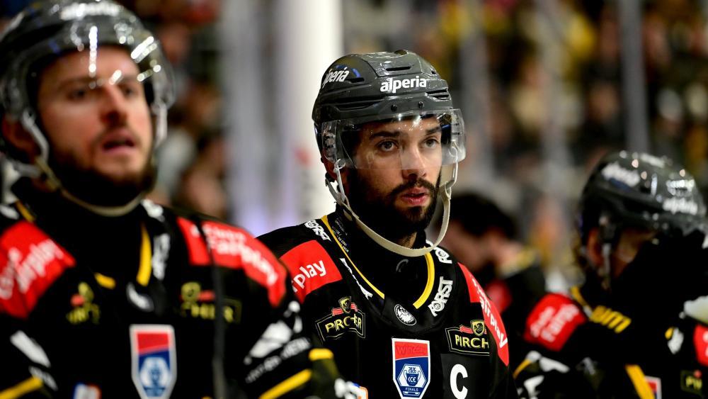 Kapitän Raphael Andergassen (Mitte) steht die Enttäuschung ins Gesicht geschrieben. © Iwan Foppa / HCP