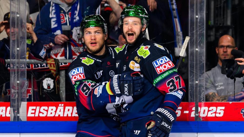 Leo Pföderl und Markus Vikingstad haben Grund zum Jubeln. © Social Media / Eisbären Berlin