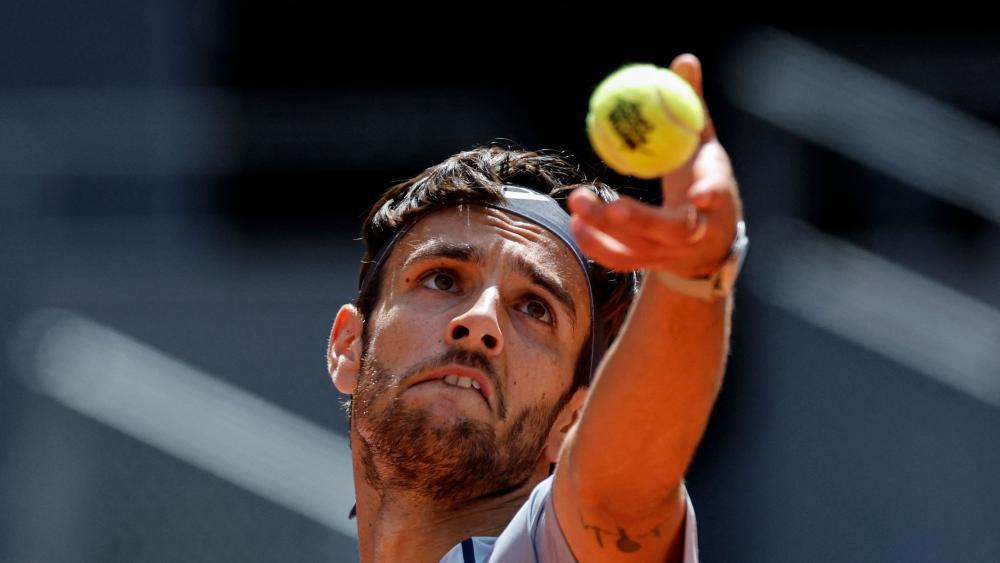 Lorenzo Musetti steckt in einer Formkrise. © APA/afp / OSCAR DEL POZO