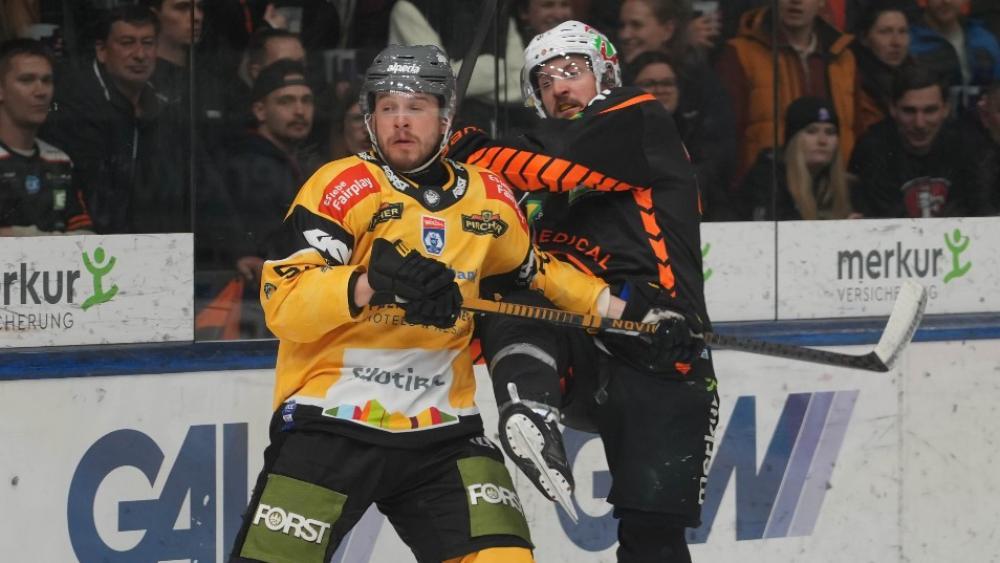 Luca Zanatta (links) kämpft mit Pustertal um den Sieg.