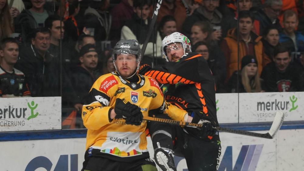 Luca Zanatta (links) kämpft mit Pustertal um den Sieg.