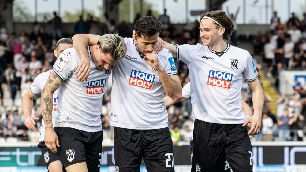 Lukas Mazagg (Bildmitte) war der gefeierte Held. © SSV Ulm