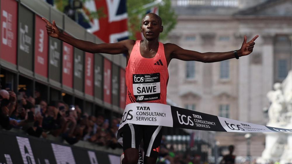 Neuer Rekord: Sabastian Sawe hat die magische Zwei-Stunden-Schallmauer durchbrochen. © ANSA / NEIL HALL