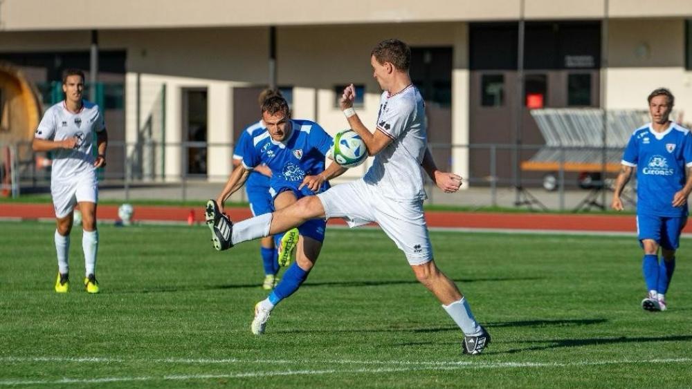 Patrick Burger (beim Schuss) sorgt in Bruneck für Furore.