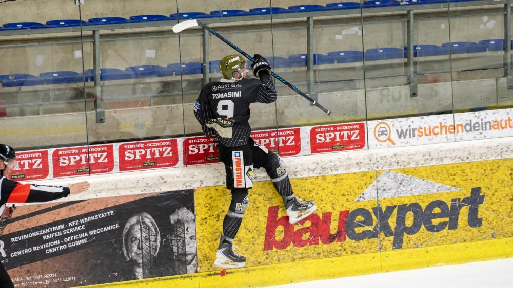 Patrick Tommasini feierte mit dem HC Meran den ersten Heimsieg im Halbfinale. © BK Photo