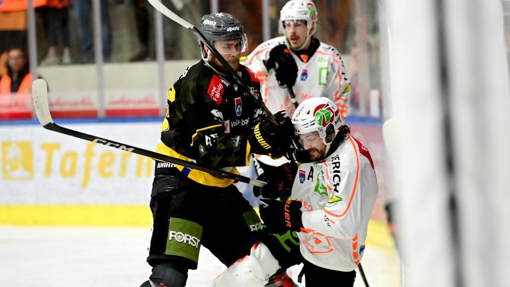 Pustertals Austin Rueschhoff (links) geht hart zu Werke. © Iwan Foppa / HCP