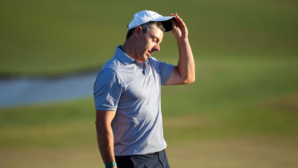 Rory McIlroy muss um die historische Titelverteidigung mehr kämpfen, als gedacht. © APA / HECTOR VIVAS