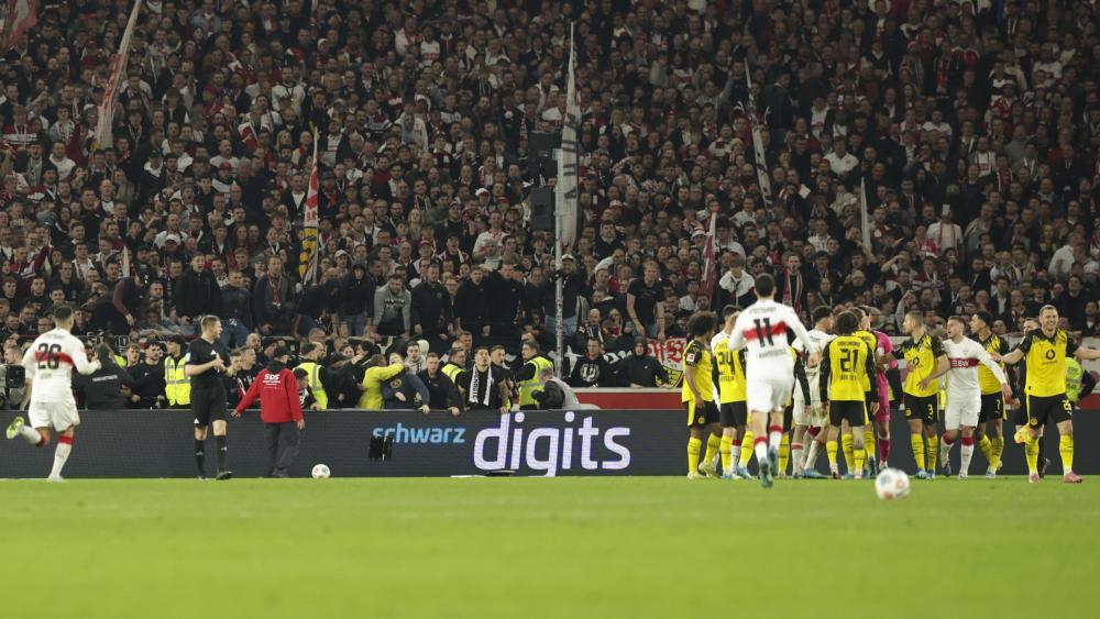 Rudelbildung auf dem Platz, und die Fans sind erzürnt. © ANSA / CHRISTOPHER NEUNDORF