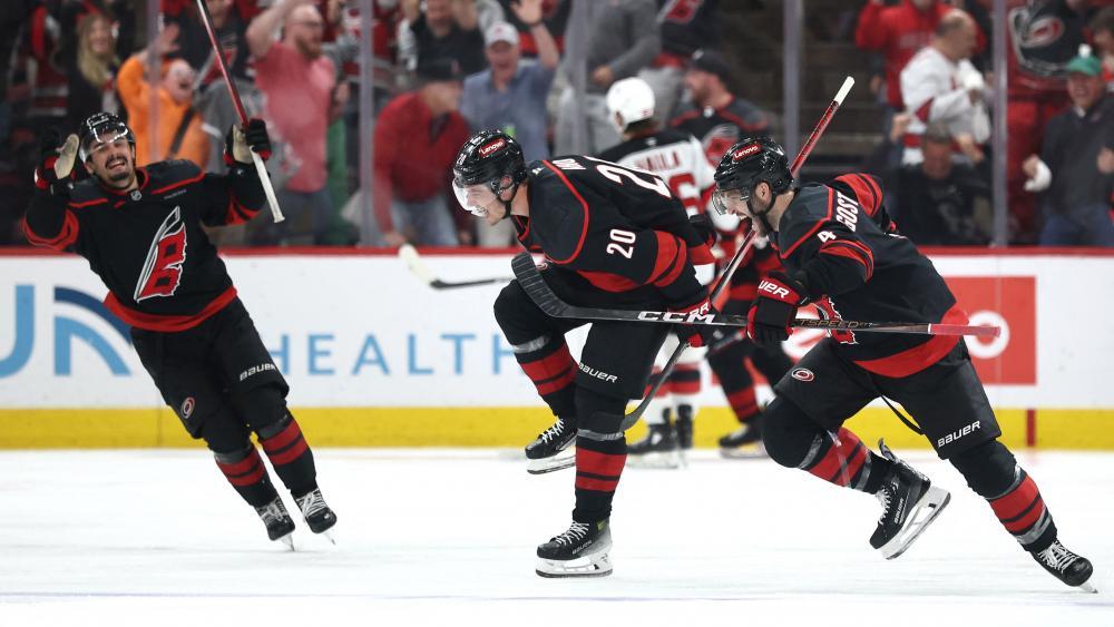 Sebastian Aho (Mitte) und die Cans befinden sich im Höhenflug. © APA / JARED C. TILTON
