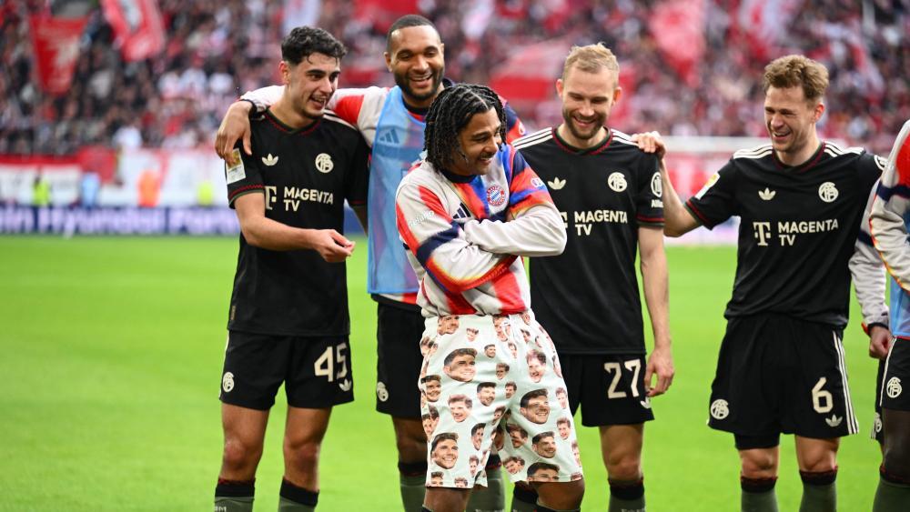 Serge Gnabry (vorne) jubelte in kurioser Hose. © APA/afp / SILAS STEIN