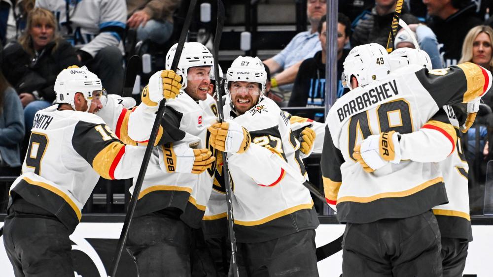 Shea Theodore (Mitte) ließ sich für sein Siegtor feiern. © APA / ALEX GOODLETT