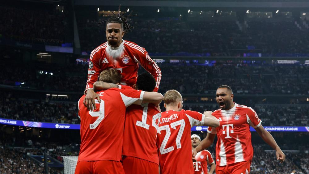 So jubelt der FC Bayern über den Sieg. © APA/afp / OSCAR DEL POZO