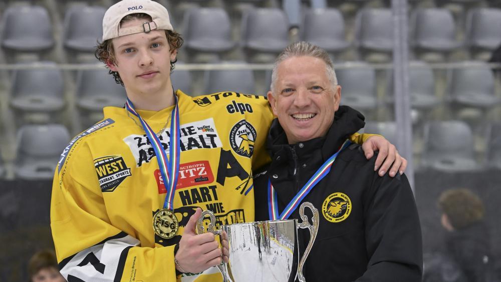 Stefan Oberleiter, Präsident des HCP Junior, strahlt mit seinem Sohn Michael um die Wette. © Max Pattis