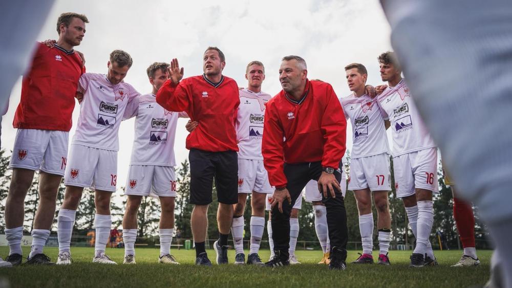 Südtirols Europeada-Team um Trainer Sullmann (bei der Ansprache). © det