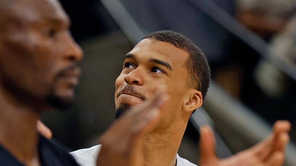 Victor Wembanyama hat jeden Grund zum Strahlen. © APA / RONALD CORTES