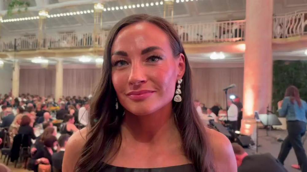 Die Sporthilfe-Gala im Kurhaus von Meran war einmal mehr ein großer Erfolg. Eine Athletin strahlte an diesem Abend besonders: Dorothea Wierer. Bei den Olympischen Spielen in Antholz hat die Biathlon-Koryphäe ihre grandiose Karriere beendet, nun wurde ihr Abschluss noch einmal vergoldet: Wierer wurde von den Dolomiten- und SportNews-Lesern zum sechsten Mal zur Sportlerin des Jahres gewählt. In unserem Video-Interview spricht Doro über die Bedeutung dieser Auszeichnung, über ihre Karriere und über ihre Zukunft. © stol