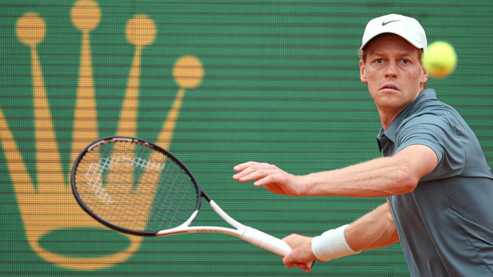 Volle Konzentration: Jannik Sinner am Sonntag beim Finale gegen Carlos Alcaraz in Monte Carlo. © APA/afp / VALERY HACHE