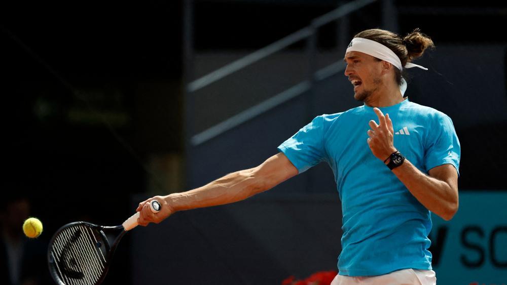 Alexander Zverev kämpft ums Finale in Madrid. © APA/afp / OSCAR DEL POZO