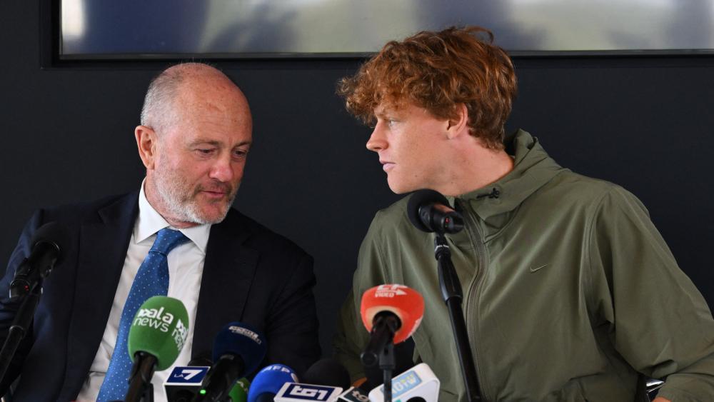 Angelo Binaghi (links) mit seinem Superstar Jannik Sinner. © AFP / ANDREAS SOLARO