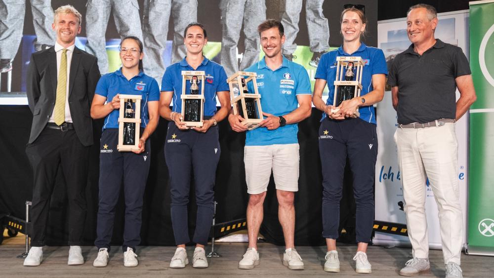 Auch vier Olympia-Medaillen-Gewinner waren beim Wintersportfest mit von der Partie (v.l. in den blauen Trikots): Marion Oberhofer, Andrea Vötter, Simon Kainzwaldner und Verena Hofer. © Camilla Pizzini