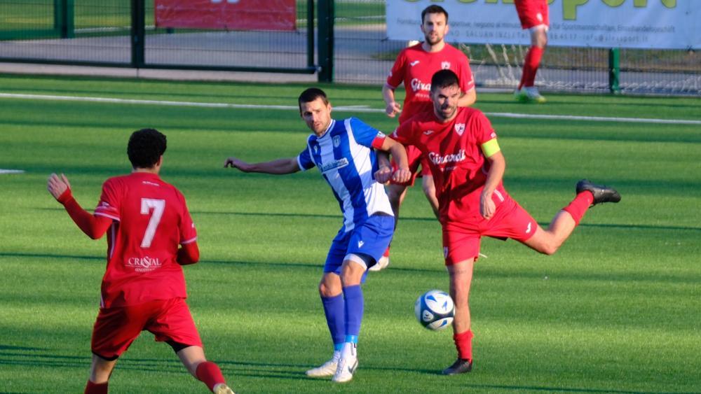 Auer hatte mit Riffian Kuens wenig Mühe, siegte 6:0 und ist damit Meister und ab Sommer erstmals in der Landesliga vertreten. © M. Dorn