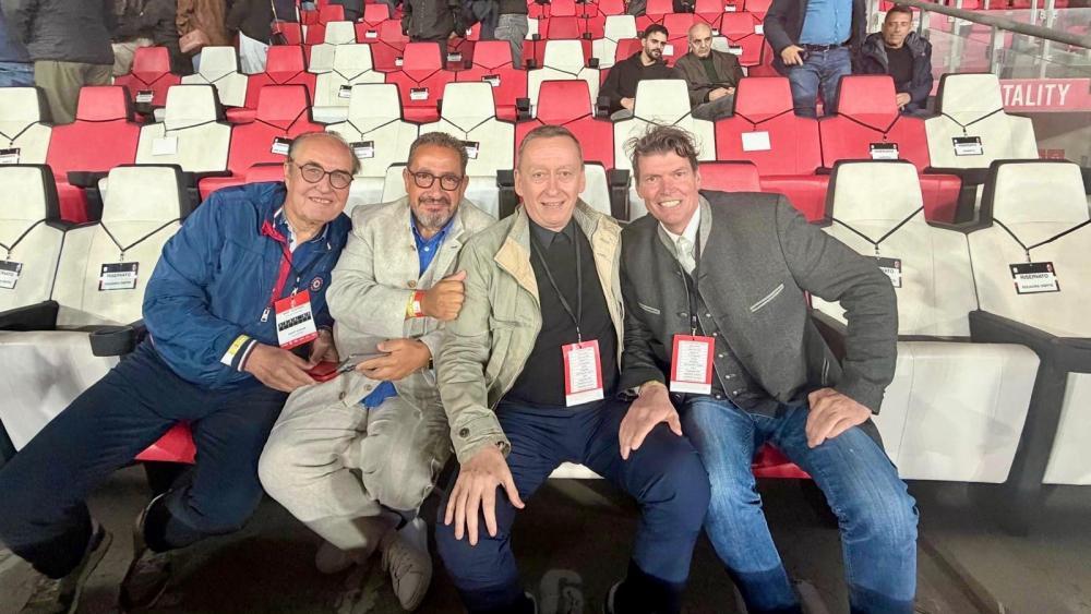 Auf der Ehrentribüne im San Nicola (von links): Hans Krapf, Heiner Feuer, Carlo Costa und Gerhard Comper.