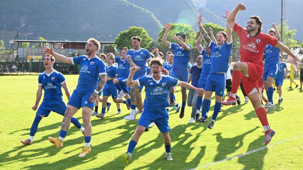 Bei den Fußballern des SSV Bruneck herrscht grenzenloser Jubel. © DLife