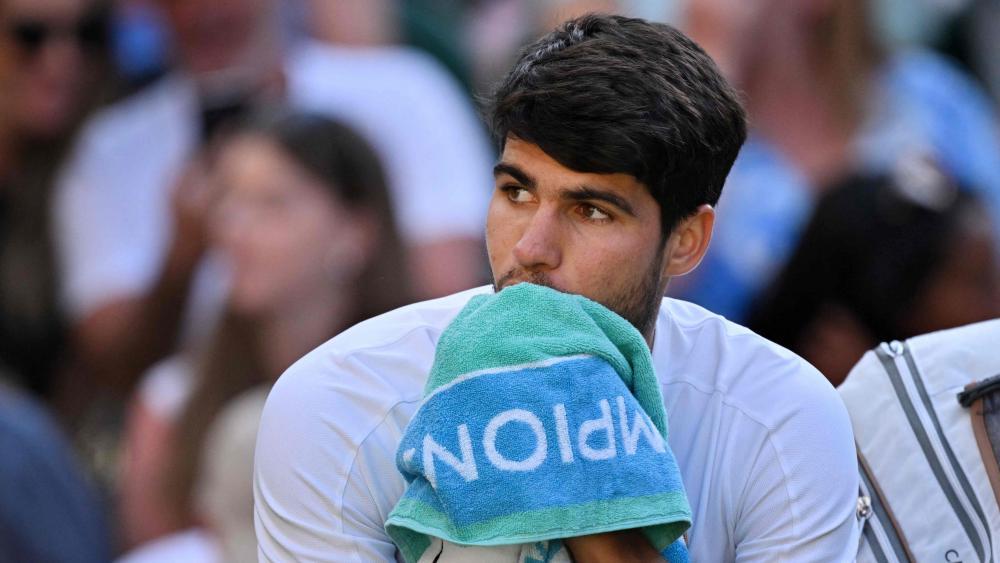 Carlos Alcaraz muss auch auf Wimbledon verzichten. © APA/afp / GLYN KIRK