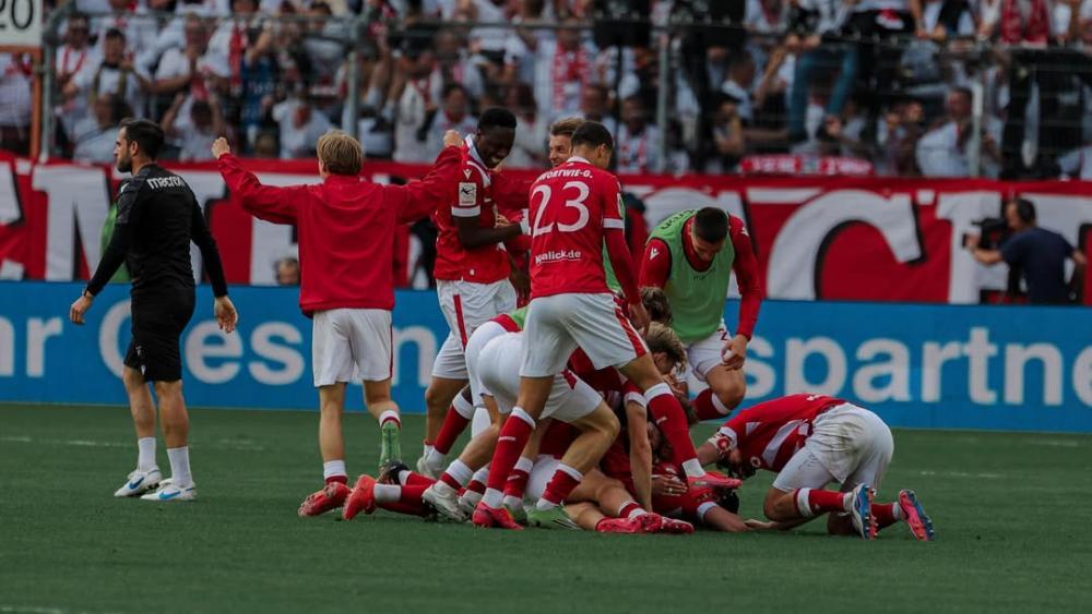 Cottbus jubelt. © Social Media / fc_energie_cottbus_official