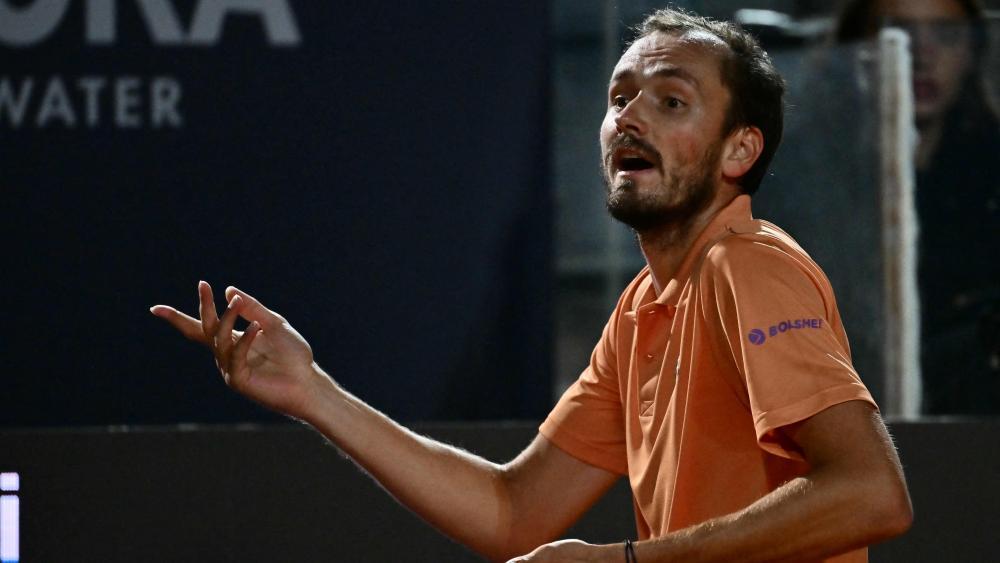Daniil Medvedev war zum Scherzen aufgelegt. © APA/afp / FILIPPO MONTEFORTE
