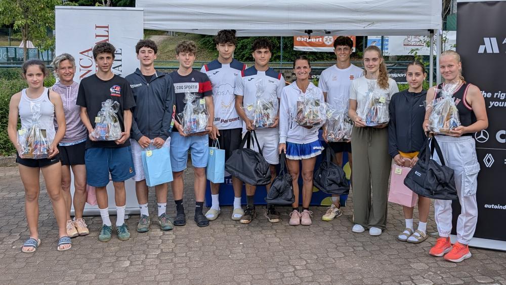 Das Gruppenfoto mit allen Gewinnern und Gewinnerinnen in Kaltern.