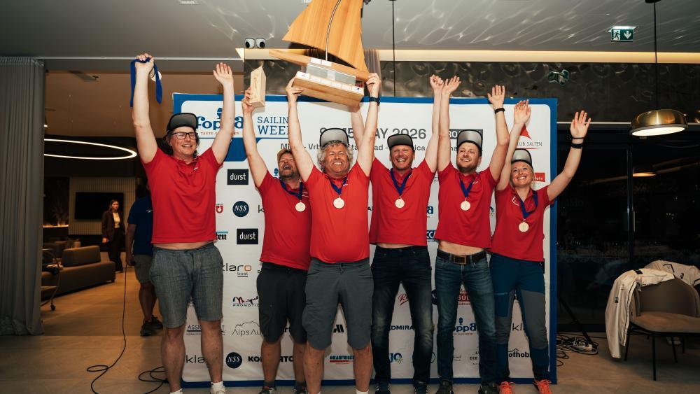 Der Gesamtsieger in der Beneteau First 45-Klasse: Trendus mit (von links) Alexander Dresen, Philipp Kirchler, Hansi Aichner, Thomas Ladurner, Florian Kroner und Janina Aichner. Es fehlt Stefan Raffeiner.
