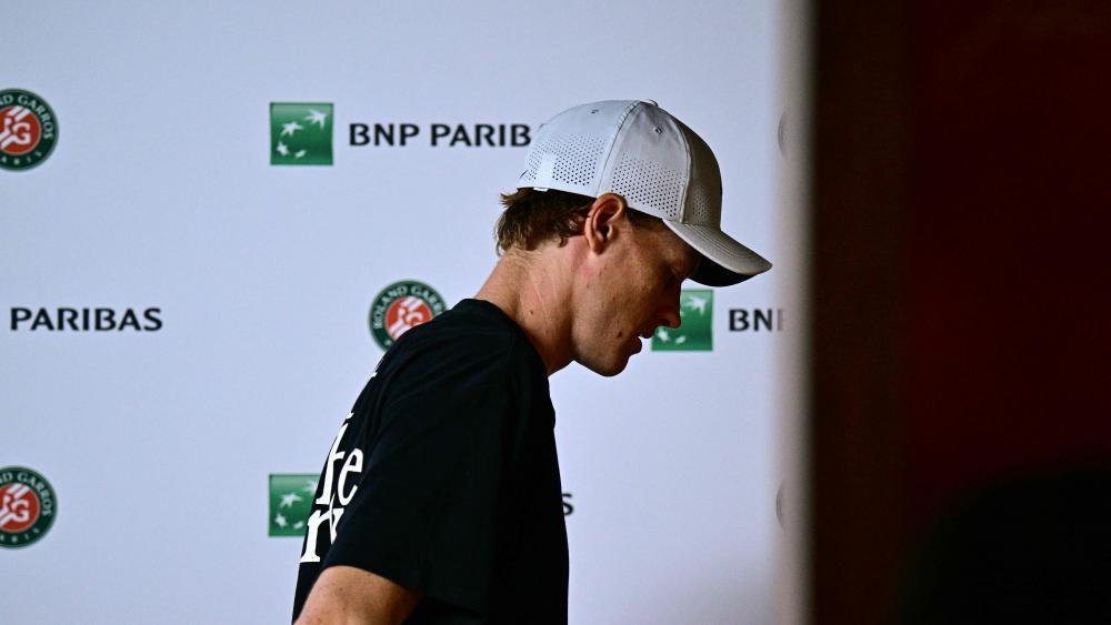 Der Top-Favorit schlechthin, Jannik Sinner, scheiterte in Paris früh. © APA/afp / JULIEN DE ROSA