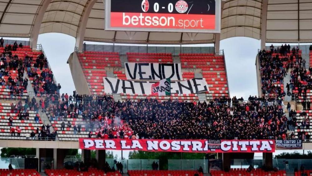 Die Bari-Fans liegen im Clinch mit den Vereinsbossen.