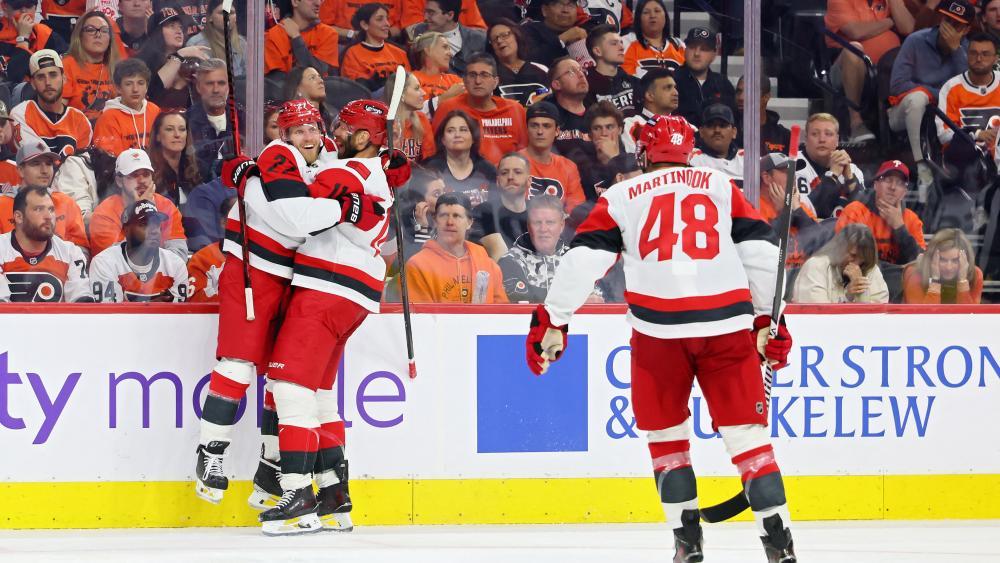 Die Carolina Hurricanes um Torschütze Jordan Staal (l.) wandeln auf historischen Wegen. © APA / BRUCE BENNETT