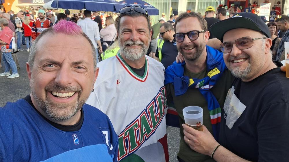 Die drei Pusterer Patrick Kirchler, Iwan Foppa und Matthias Harrasser (v.l.) beim WM-Erinnerungsfoto mit dem Bozner Luca Zanoni (2.v.l.)