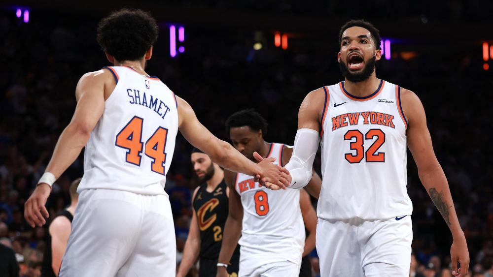 Die New York Knicks um Karl-Anthony Towns (r.) haben einen Comeback-Sieg gefeiert. © APA / SARAH STIER