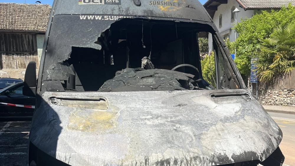 Einer der beiden beim Brand zerstörten Busse.