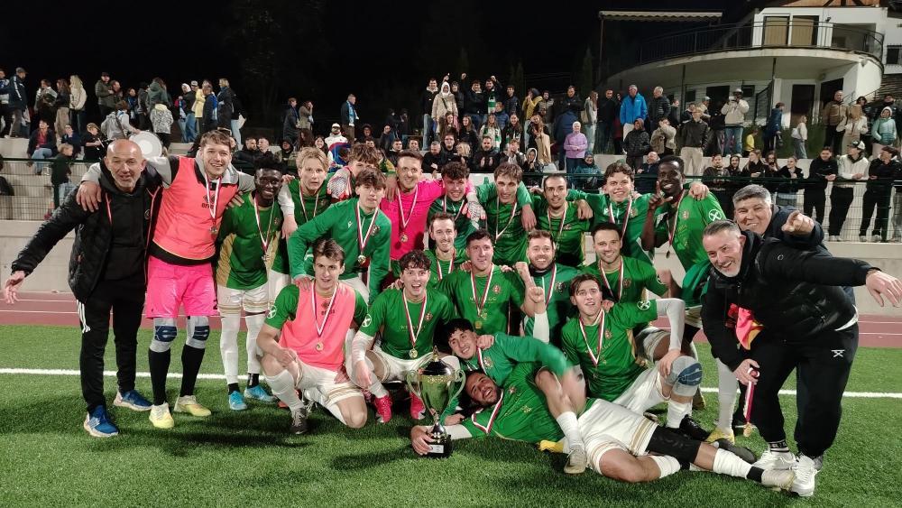 Girlan jubelt über den Gewinn des Forst Cups.