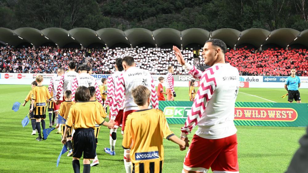 Hamza El Kaouakibi (l.) und die FCS-Kicker werden im ausverkauften Stadion auflaufen. © DLife