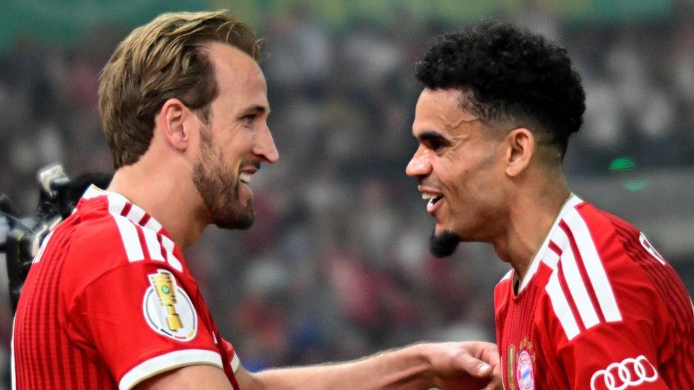Harry Kane und Luis Díaz feiern im Finale gegen den VfB Stuttgart. © APA/afp / TOBIAS SCHWARZ
